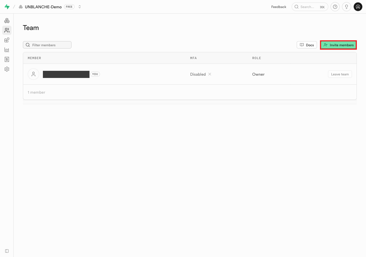 SupabaseのTeam画面。右上のInvite membersボタンに赤枠